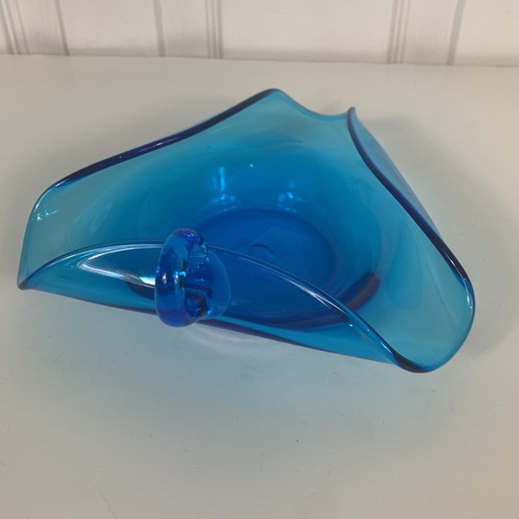 Vintage MCM blue hand blown dish with curved edges and handle. - Picture 3 of 6